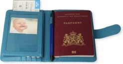 Casemania Paspoort Hoes - Paspoorthouder - Luxe Beschermhoes Voor Paspoort & Kaarthouder - Blauw -Voyago Winkel 1200x625 2