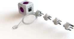 DesignNest PowerCube ReWirable DUO USB Reisstekker - Reis Adapter - 4 Stopcontacten - 2 USB Laders - 3x Wereld Reis Plug + 1 Meter IEC EU Kabel DE - Wit/Paars - Wereld Stekker -Voyago Winkel 1200x638 1