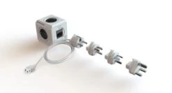 DesignNest PowerCube ReWirable Reisstekker + 3x Wereldstekkers + 1 Meter IEC EU Kabel DE - Wit/Grijs - 5 Stopcontacten - Wereld Adapter -Voyago Winkel 1200x647 1