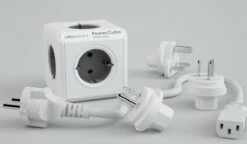 DesignNest PowerCube ReWirable Reisstekker + 3x Wereldstekkers + 1 Meter IEC EU Kabel DE - Wit/Grijs - 5 Stopcontacten - Wereld Adapter -Voyago Winkel 1200x702 1
