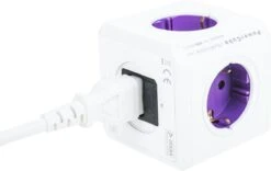DesignNest PowerCube ReWirable DUO USB Reisstekker - Reis Adapter - 4 Stopcontacten - 2 USB Laders - 3x Wereld Reis Plug + 1 Meter IEC EU Kabel DE - Wit/Paars - Wereld Stekker -Voyago Winkel 1200x756 2