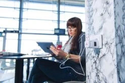 Skross Reisstekker World Travel Adapter MUV USB -Voyago Winkel 1200x798 1