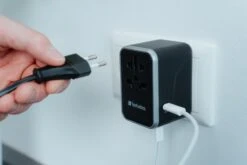 Verbatim UTA-04 Universal Travel Adapter With -Voyago Winkel 1200x800 147