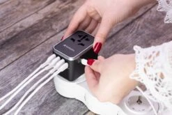Verbatim UTA-04 Universal Travel Adapter With -Voyago Winkel 1200x800 148
