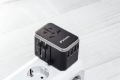 Verbatim UTA-04 Universal Travel Adapter With -Voyago Winkel 1200x800 149