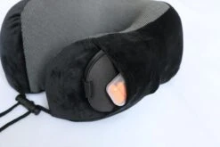 Memory Foam Nekkussen Inclusief Slaapmasker & Oordopjes - Reiskussen - Vliegtuig Kussen - Travel Pillow : Zwart 14 Memory Foam Nekkussen Inclusief Slaapmasker & Oordopjes - Reiskussen - Vliegtuig Kussen - Travel Pillow : Zwart -Voyago Winkel 1200x800 168
