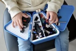 Trunki: TEEBEE Terrance Blauw - Kids Travel Toy Box, Bevat Een Leuk Activiteitenboekje, Kleurpotloden En Stickers, In Doos 15,5x18x18cm, 3+ -Voyago Winkel 1200x800 23