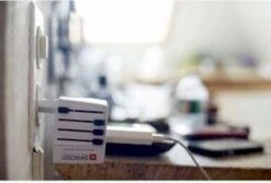 Skross Reisstekker World Travel Adapter MUV USB -Voyago Winkel 1200x809 15