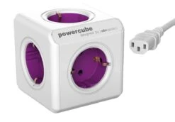 DesignNest PowerCube ReWirable Reisstekker + 3x Wereldstekkers + 1 Meter IEC EU Kabel DE - Wit/Paars - 5 Stopcontacten - Wereld Adapter -Voyago Winkel 1200x838 7