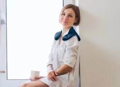 About Home - Verzwaard Nekkussen Met Glasparels - Deep Pressure Therapy | Anti-Stress - Blauw -Voyago Winkel 1200x868 8