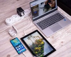 Verbatim UTA-04 Universal Travel Adapter With -Voyago Winkel 1200x959 4