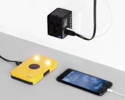 Waka Waka World Premium USB Charger - Reisstekker - Electra - Wereldstekker Voor 150+ Landen - Engeland (UK) - Amerika (USA) - Australië - Azië - Zuid Amerika - Afrika - Reisadapter -Voyago Winkel 1200x969 7