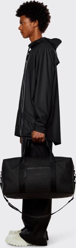 Rains Sporttas 27 Liter - Zwart -Voyago Winkel 372x1200 3