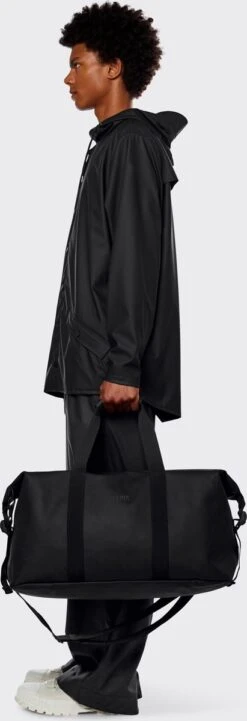 Rains Weekendtas 37 Liter - Zwart -Voyago Winkel 411x1200 5