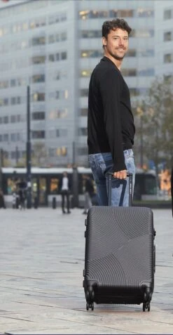 Enrico Benetti Louisville Driedelige Kofferset Hardcase - 39040 - Zwart 16 Enrico Benetti Louisville Driedelige Kofferset Hardcase - 39040 - Zwart -Voyago Winkel 622x1200 14