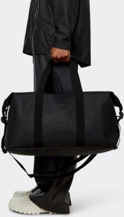 Rains Weekendtas 37 Liter - Zwart -Voyago Winkel 688x1200 10