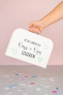 Merkloos ByMi |Koffertje Ik Ga Lekker Logeren Bij Opa En Oma| Aankondiging| Zwangerschap| Kraam Cadeau| Zwanger| Gepersonaliseerd -Voyago Winkel 801x1200 18