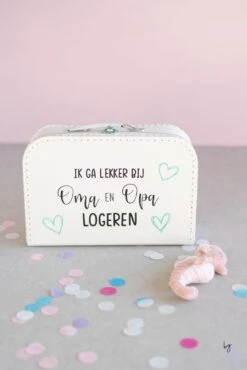 Merkloos ByMi |Koffertje Ik Ga Lekker Logeren Bij Opa En Oma| Aankondiging| Zwangerschap| Kraam Cadeau| Zwanger| Gepersonaliseerd -Voyago Winkel 801x1200 19