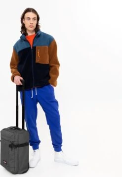 Eastpak TRANVERZ XXS Reiskoffer, Handbagage (45 X 32 X 20 Cm) - Black Denim 15 Eastpak TRANVERZ XXS Reiskoffer, Handbagage (45 X 32 X 20 Cm) - Black Denim -Voyago Winkel 830x1200 1