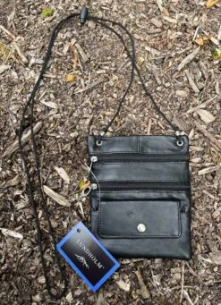 Lundholm Paspoorthouder - Reistas - Paspoort Hoesje - Nektasje - Reisportemonnee - Zwart Leer Nektas Inzetbaar Als Reistas - Reisportemonnee - Paspoorthouder - Paspoort Zwart -Voyago Winkel 869x1200 1