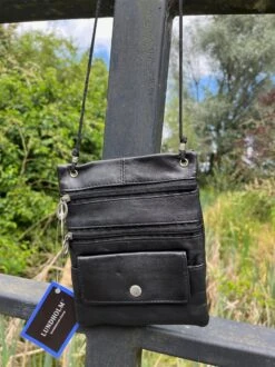 Lundholm Paspoorthouder - Reistas - Paspoort Hoesje - Nektasje - Reisportemonnee - Zwart Leer Nektas Inzetbaar Als Reistas - Reisportemonnee - Paspoorthouder - Paspoort Zwart -Voyago Winkel 899x1200 11