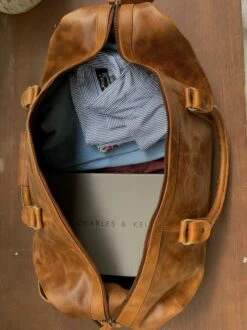 Lederen Tas - Reistas - Kalfsleer Tas - Duffle Bag Leather - Leren Reistas - Luxe Lederen Reistas - Grote Leren Reistas - Cognac Leer Tas - Cognac Kleur - Grote Lederen Reistas - Weekend Tas - Vakantie Tas - Genuine Leather Bag - 9 Lederen Tas - Reistas - Kalfsleer Tas - Duffle Bag Leather - Leren Reistas - Luxe Lederen Reistas - Grote Leren Reistas - Cognac Leer Tas - Cognac Kleur - Grote Lederen Reistas - Weekend Tas - Vakantie Tas - Genuine Leather Bag - -Voyago Winkel 899x1200 12