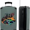 NoBoringSuitcases.com® Auto - Graffiti - New York - Groen - Koffer Kinderen - Kind - Reiskoffer Met Wielen - Koffer Jongens - Past Binnen 55x40x20 Cm En 55x35x25 Cm - Fotokoffer - Handbagagekoffer -Voyago Winkel 921x1200