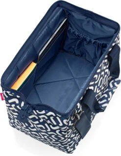 Reisenthel Allrounder M Reistas Sporttas - 18L - Signature Navy Blauw 10 Reisenthel Allrounder M Reistas Sporttas - 18L - Signature Navy Blauw -Voyago Winkel 932x1200 1