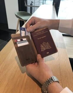 Su.B.dgn Paspoort Hoesje- RFID- Passport Cover- Kaarthouder - Luxe Leer- Bruin -Voyago Winkel 934x1200 7