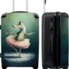 NoBoringSuitcases.com® Koffer Groot - Krokodil - Kroon - Goud - Ballet - Portret - Trolley Koffer Met TSA-slot - Met Wielen - 90 Liter - Reiskoffer - 66 Cm -Voyago Winkel 985x1200 2