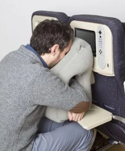 Framehack Zacht Opblaasbaar Reiskussen Inclusief 3D Slaapmasker,Oordopjes En Handig Opbergzakje - Travel Pillow - Nekkussen - LUXE REISKUSSEN - Multifunctioneel Kussen Voor Onderweg - Compact & Comfortabel – Reiskussen Vliegtuig,Auto En Trein - Grijs -Voyago Winkel 993x1200 8